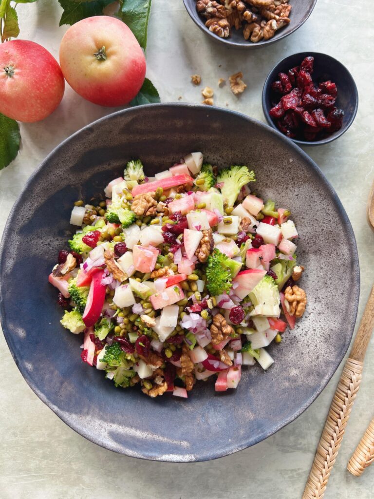Mungbønnesalat med broccoli, glaskål, æble, rødløg, tranebær og valnødder