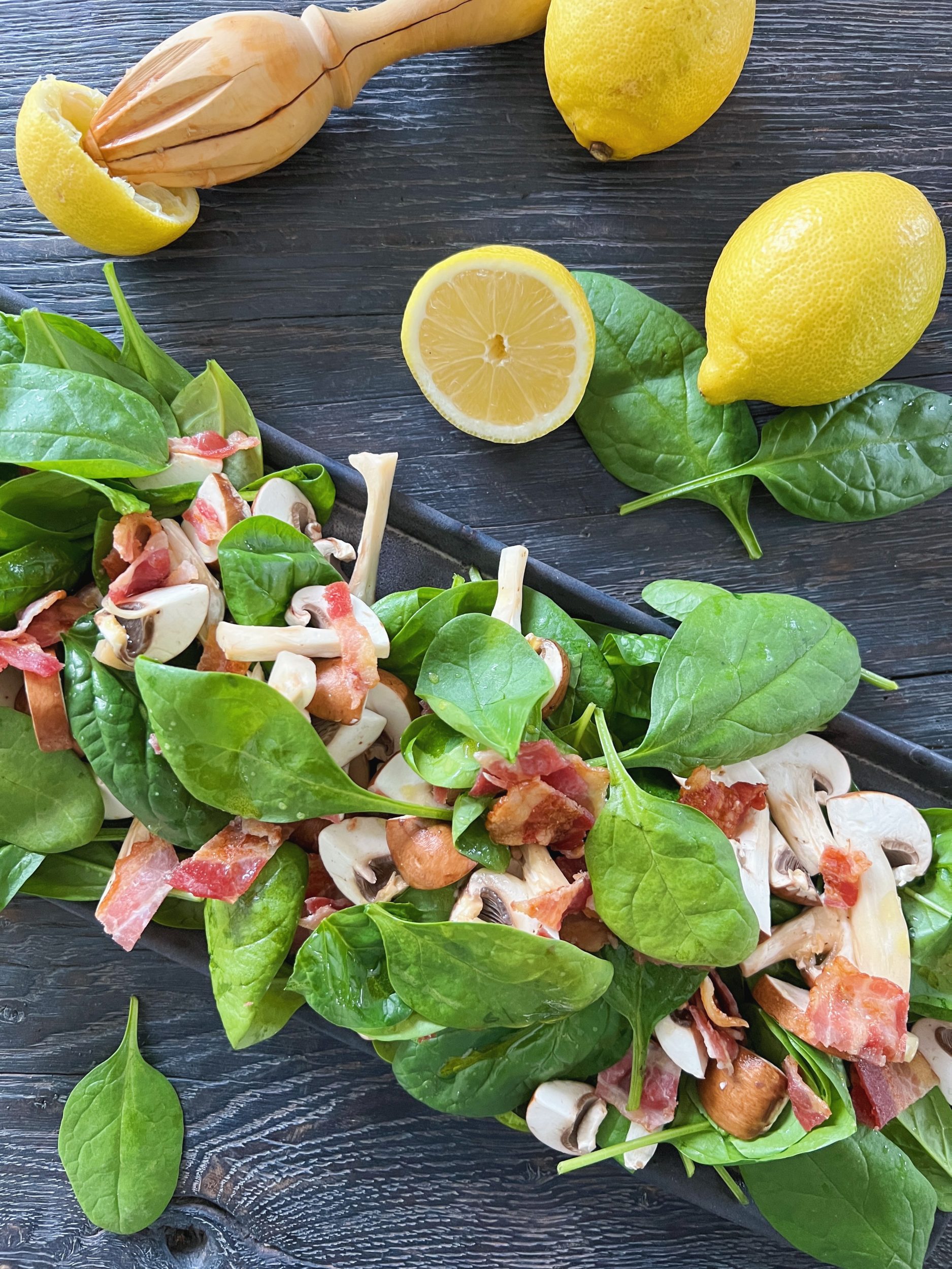 spinatsalat-med-champignon-sproed-bacon-citrondressing
