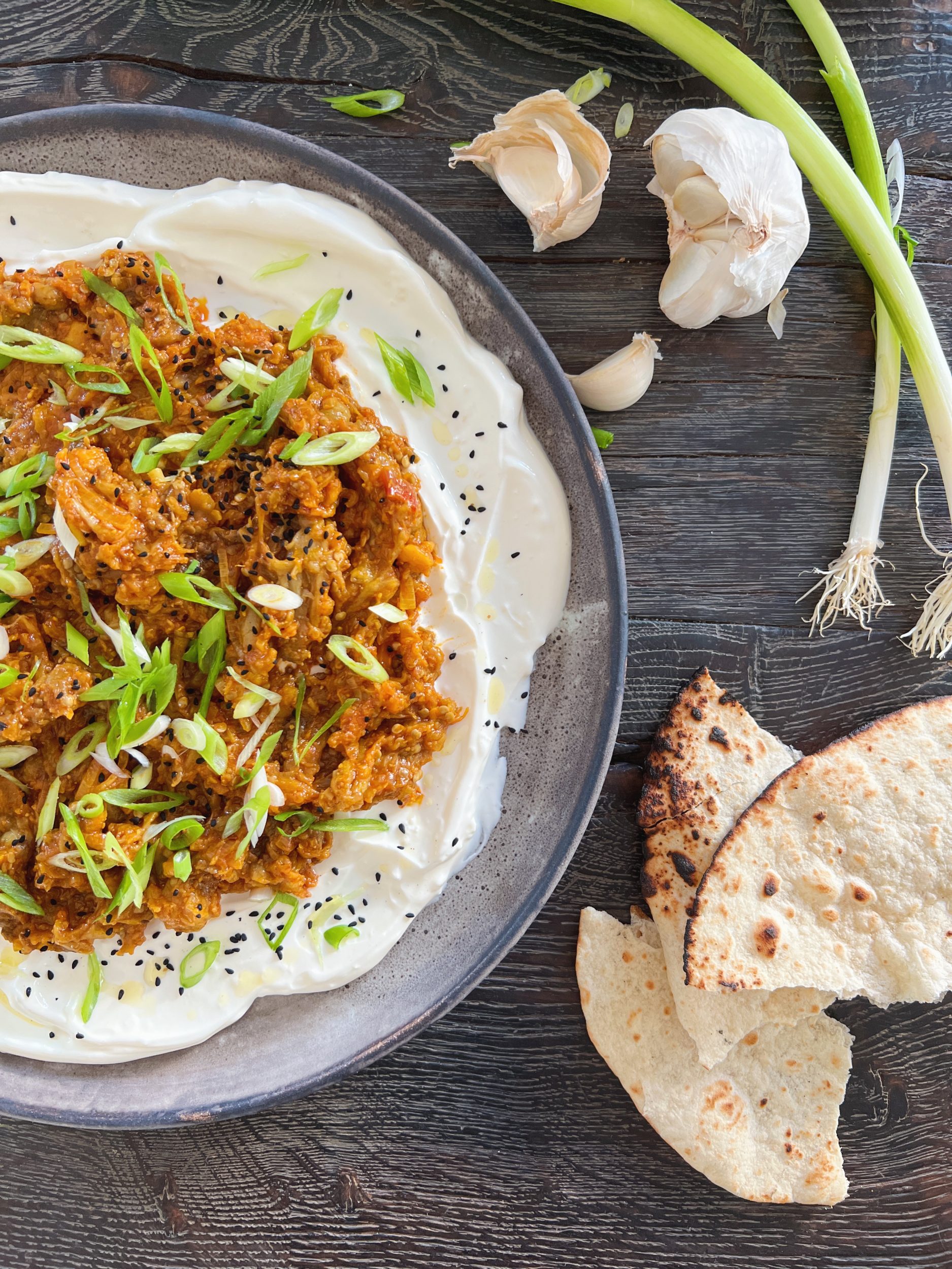 Auberginedip – Krydret auberginedip på bund af hvidløgsyoghurt