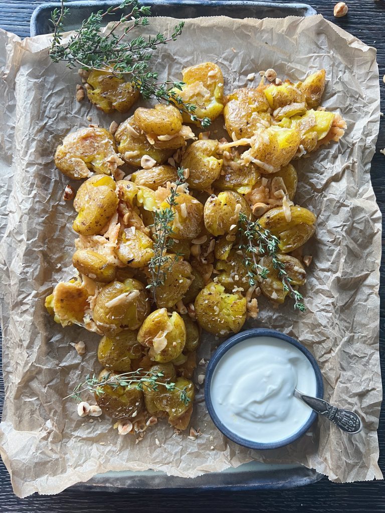 knuste-kartofler-med-parmesan-og-ristede-hasselnoeddekerner