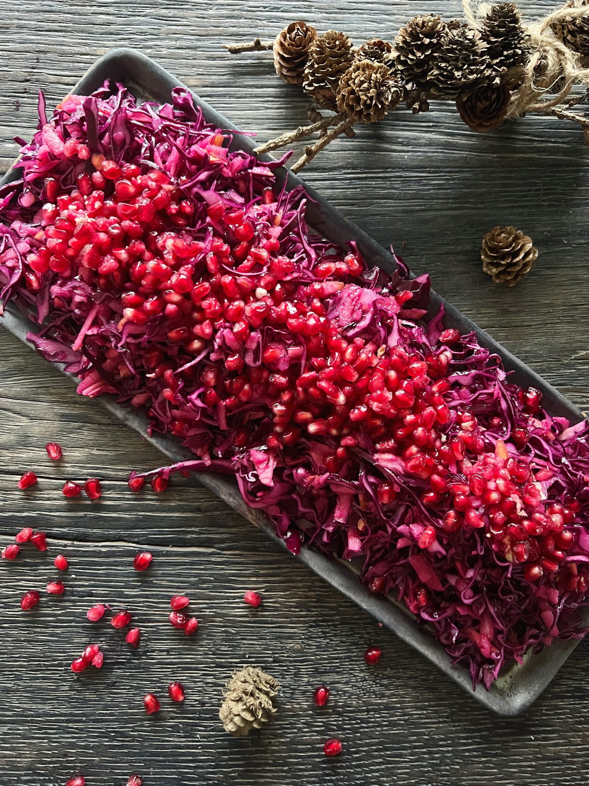 Rødkålssalat med æble, granatæble & tyttebærdressing