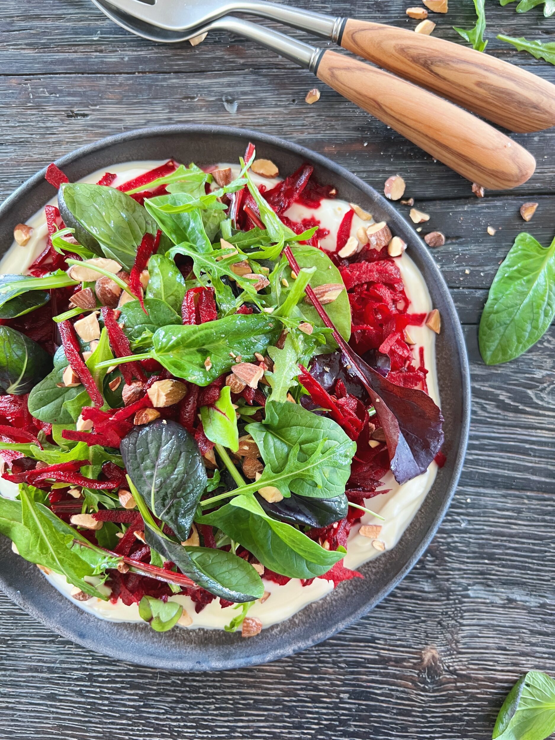 salat-med-revet-raa-roedbeder-lagt-paa-bund-af-yoghurt-med-hvidloeg