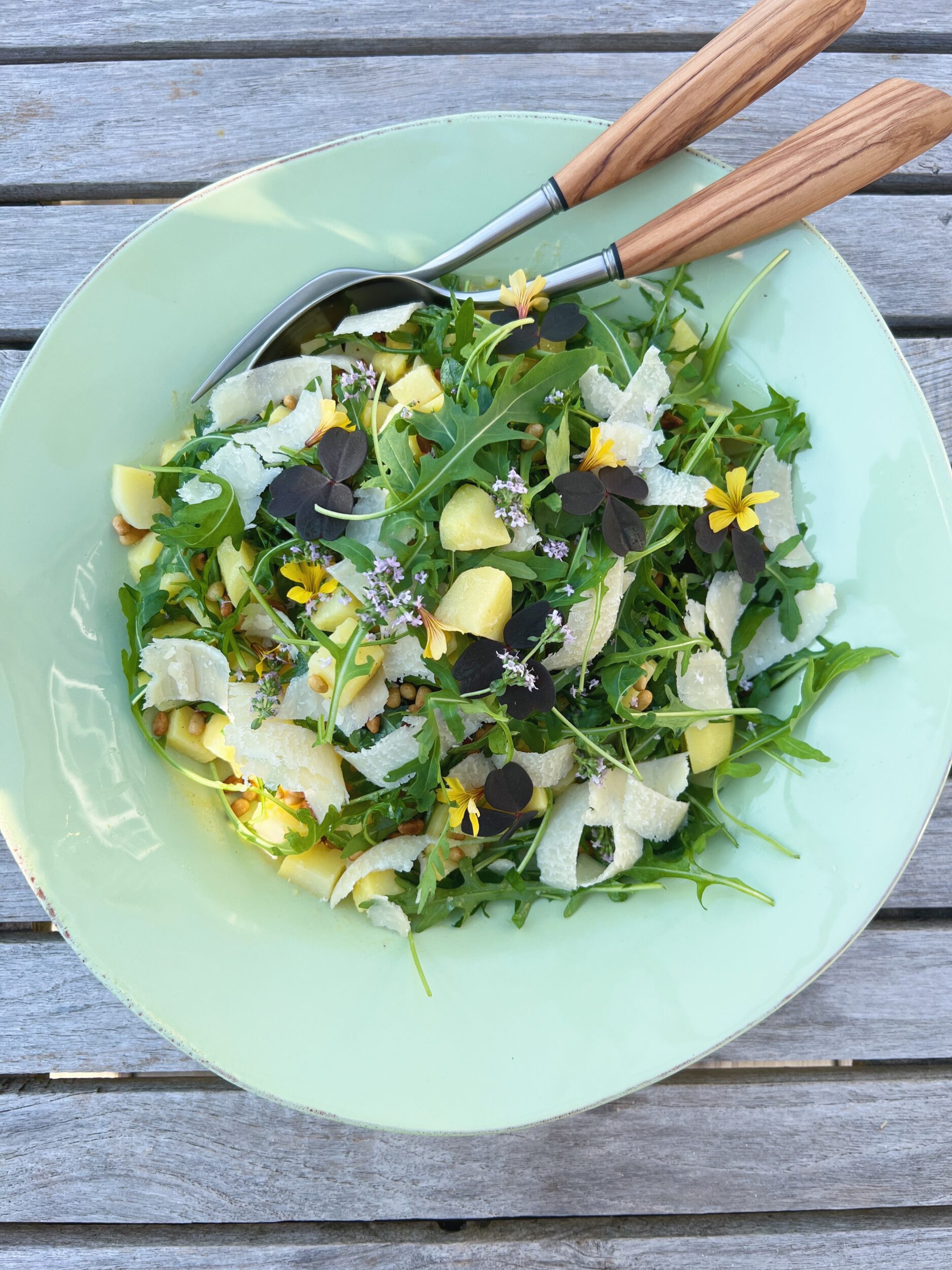 Kartoffelsalat med rucola, ristede pinjekerner & parmesan