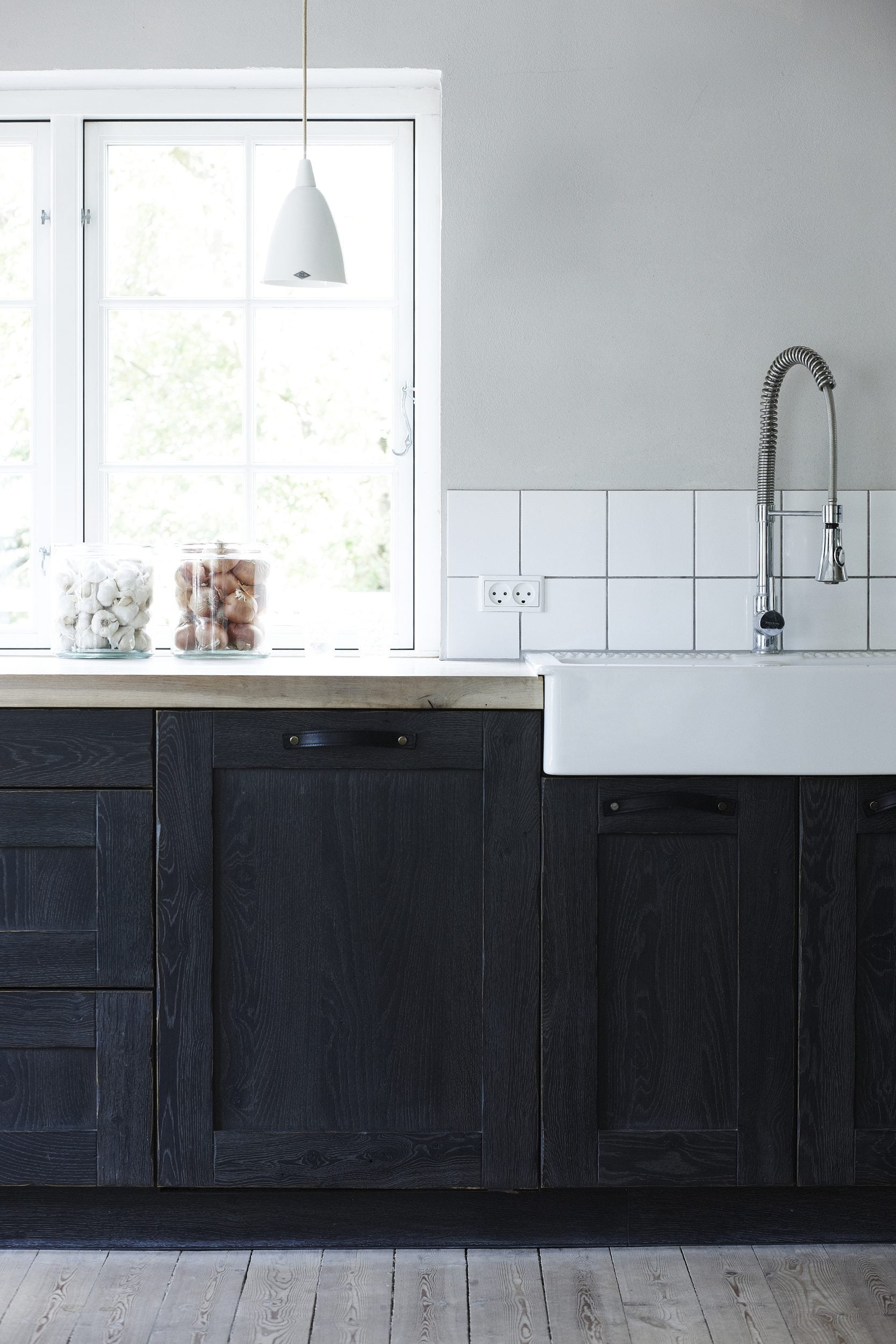 Glaskrukke, mundblæst i tykt glas | H: 23 cm