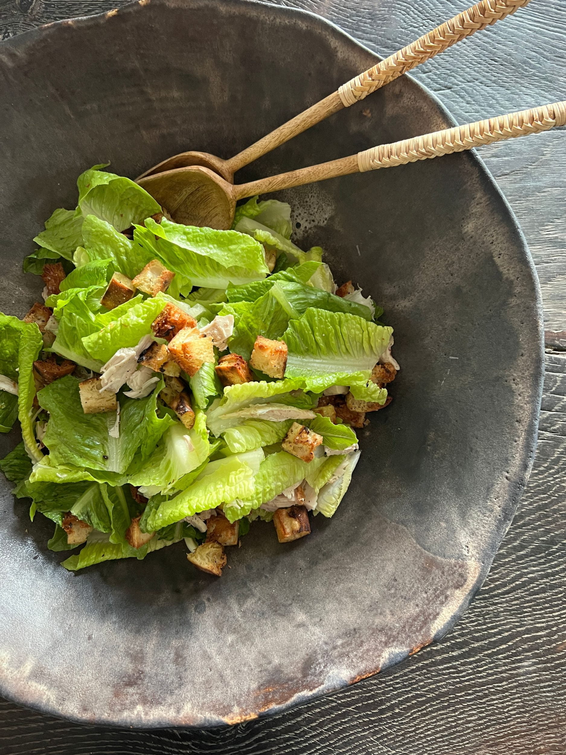 Salatbestik i træ med håndtag dekoreret med bambusflet
