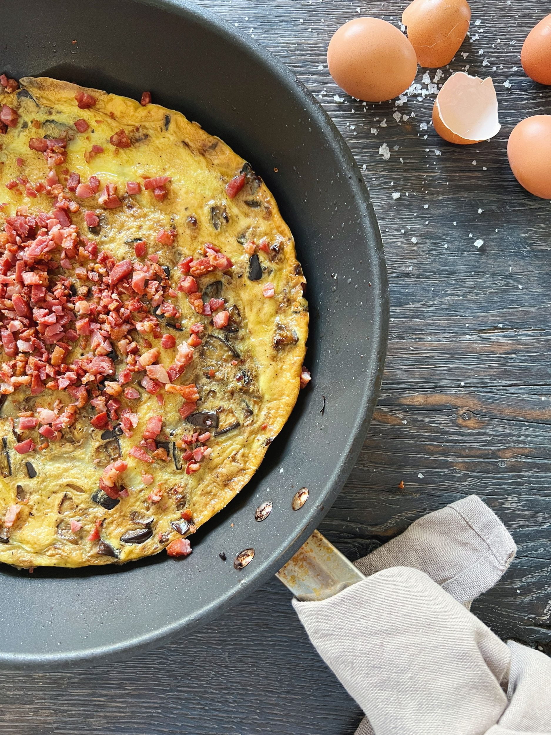 Få opskrift på velsmagende omelet med aubergine & sprød bacon
