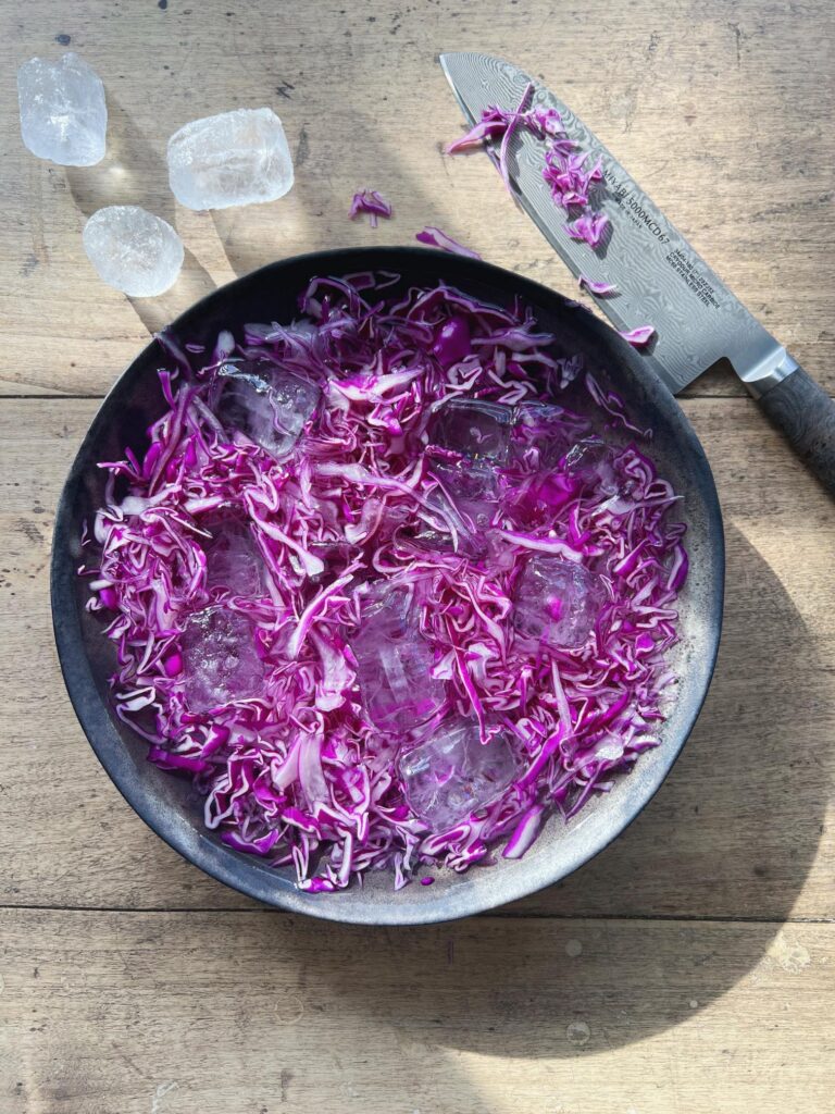 snittet spidskål i isvand med isterninger for ekstra sprødhed