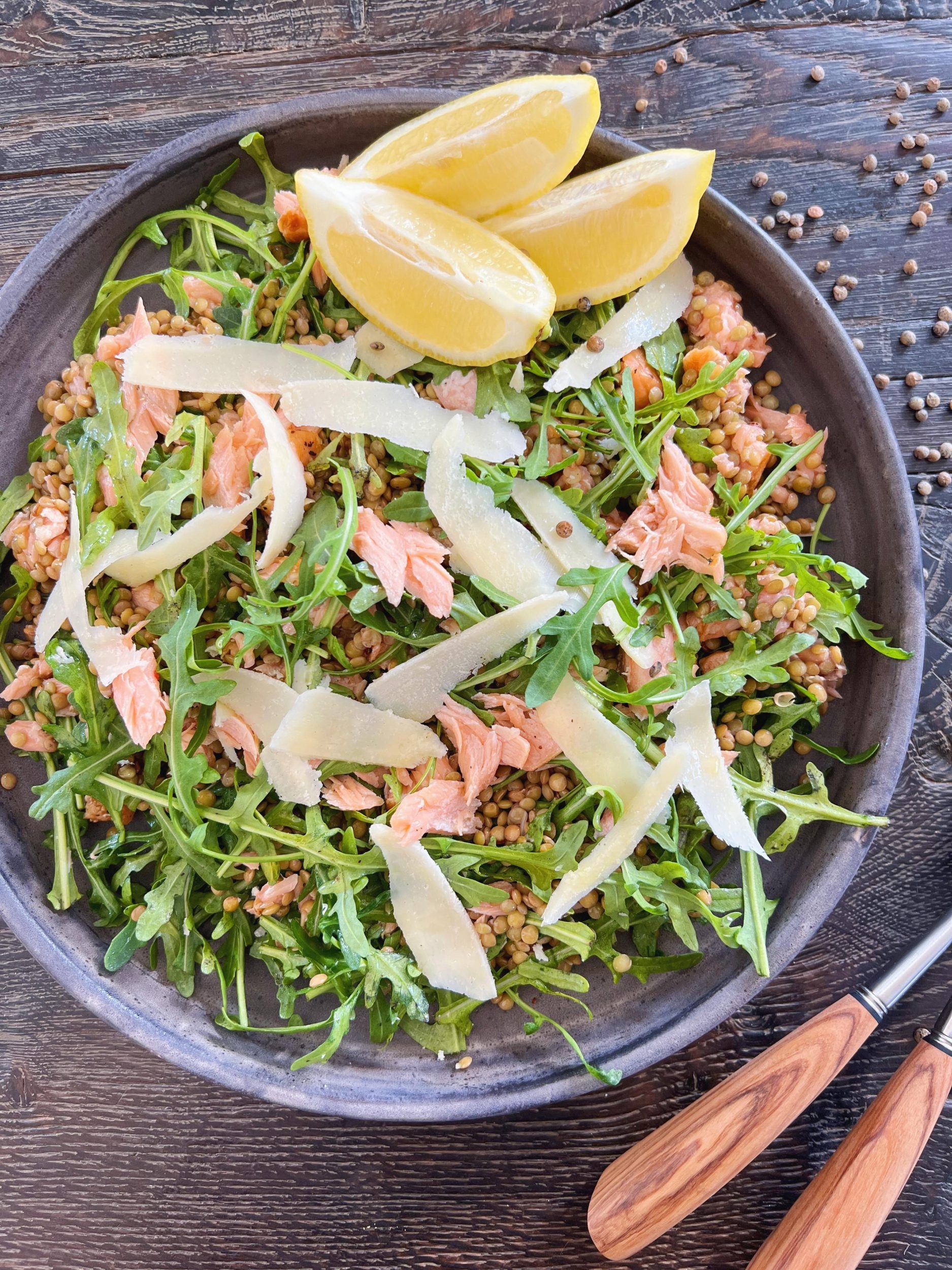 Måltidssalat med varmrøget laks