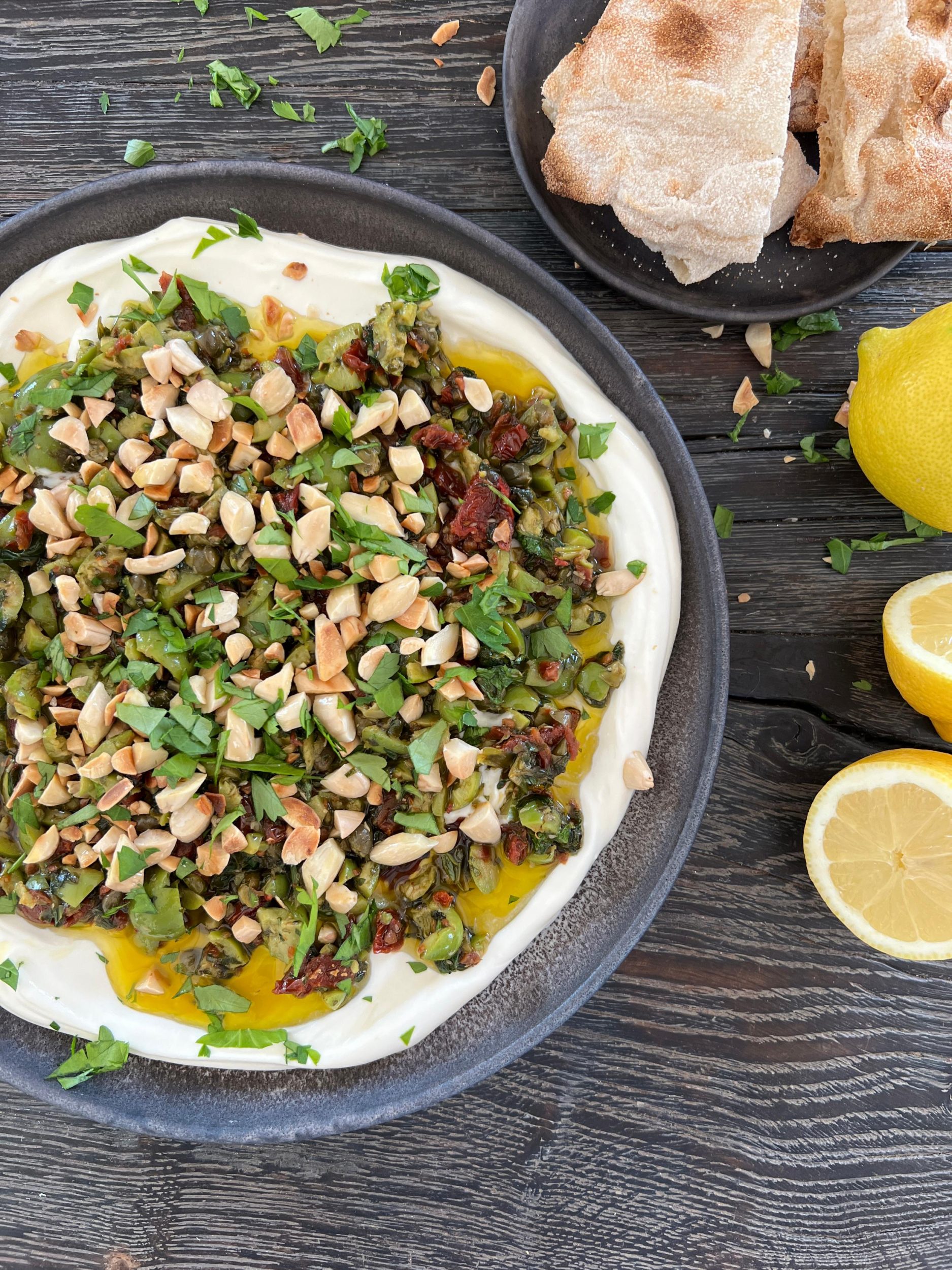 Lun olivensnack på en bund af cremet yoghurt og gedeost