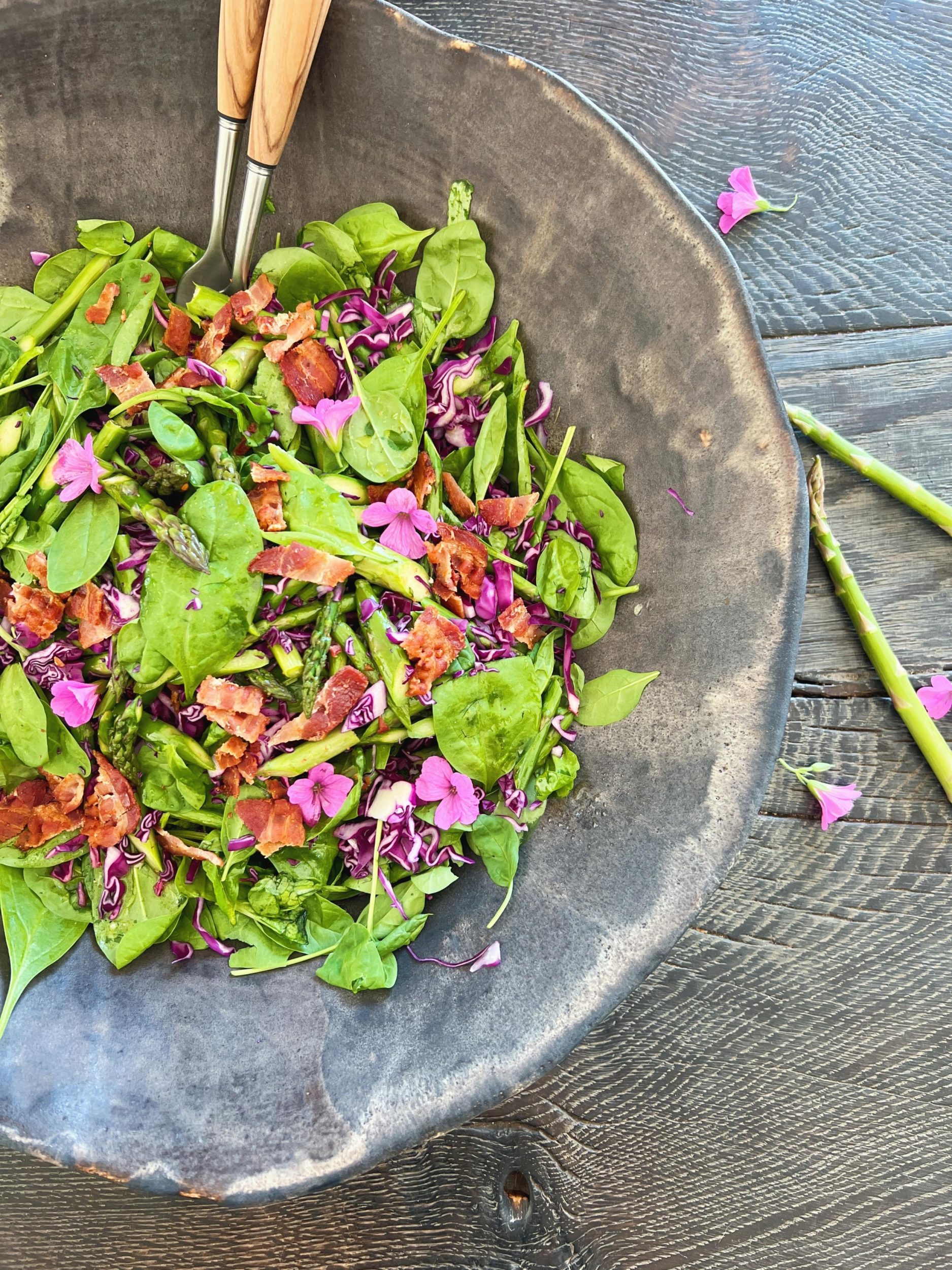 Spinatsalat med råstegte grønne asparges citrondressing & sprød bacon