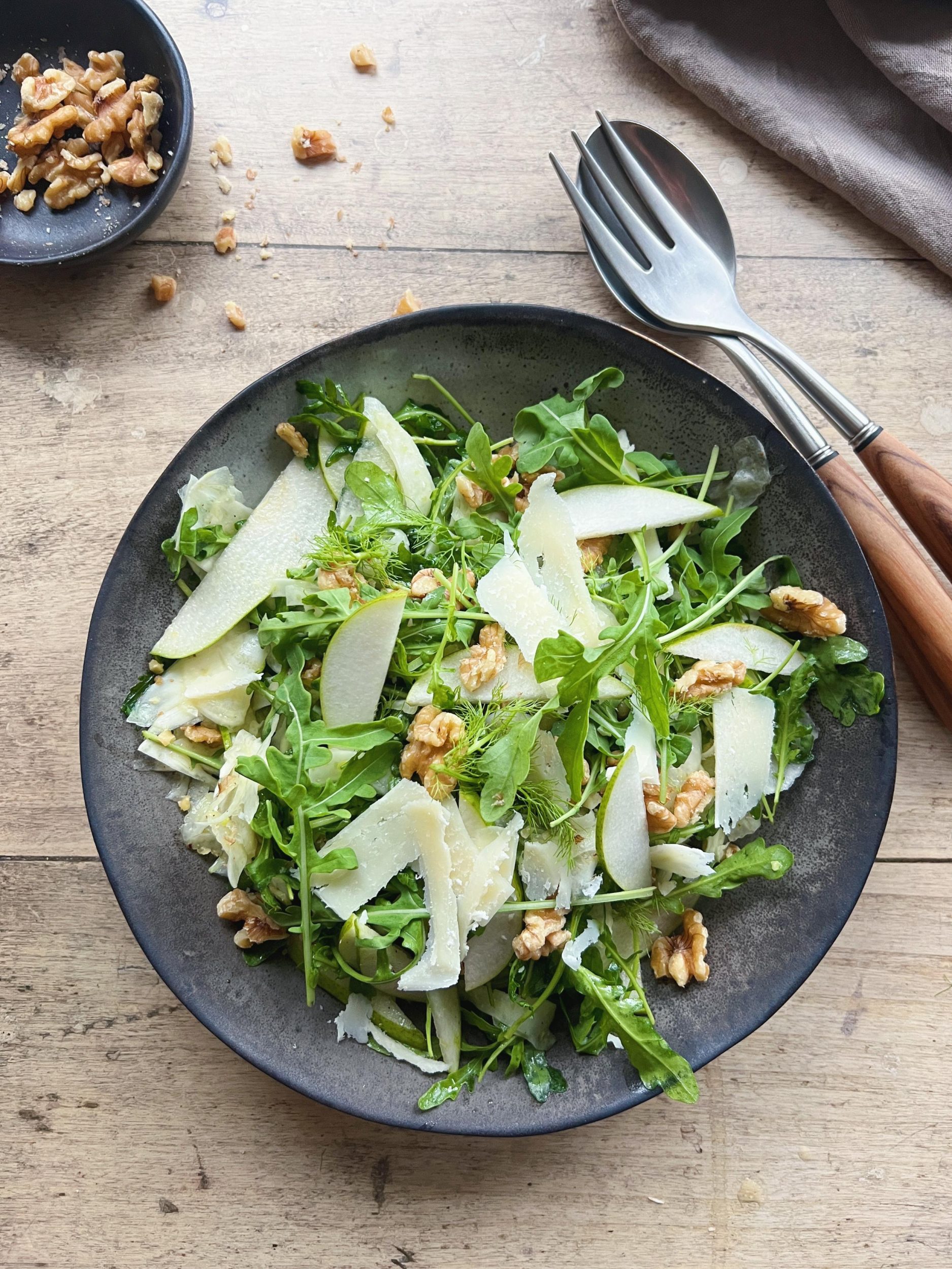 Fennikelsalat med pærer, valnøddekerner, parmesan & citrusdressing