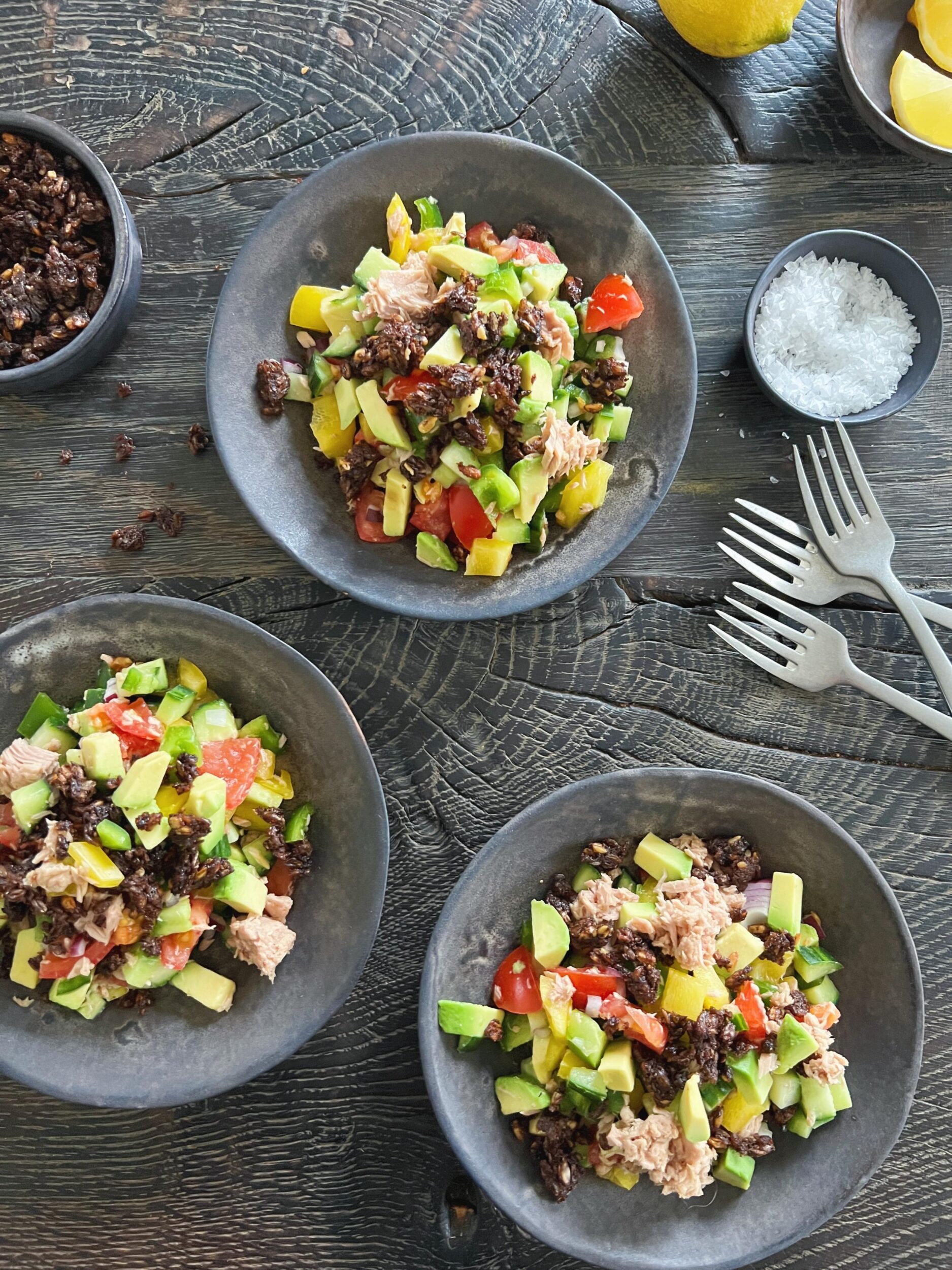 Portionsanrettet rugbrødsbowl med tun og grønt serveret i tre sortbrune skåle fra mærket BadAss Ceramics. Farven hedder blackish. Fastfood på den sunde måde.