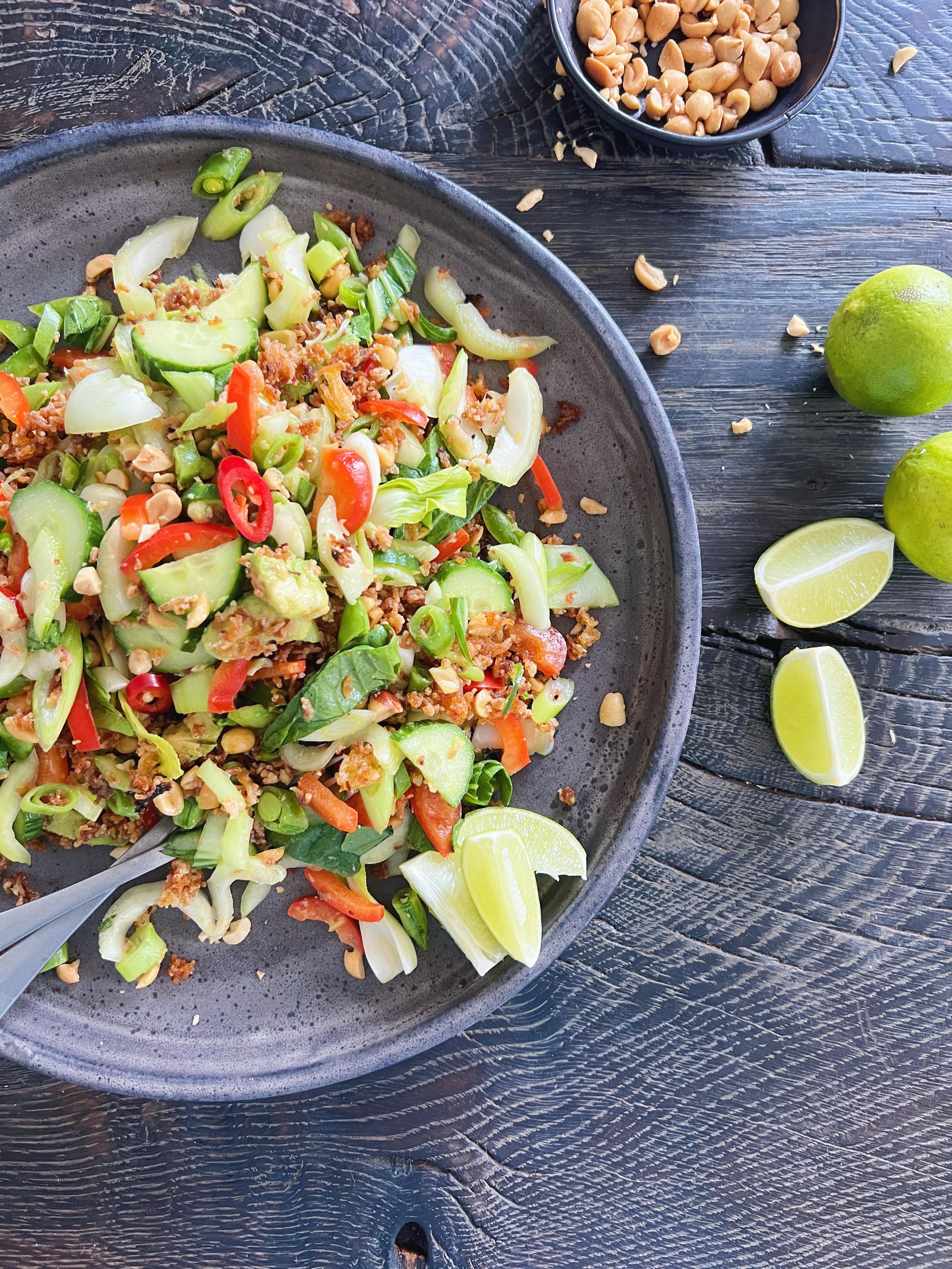 Asiatisk rissalat med sprøde ris, grønt og peanuts