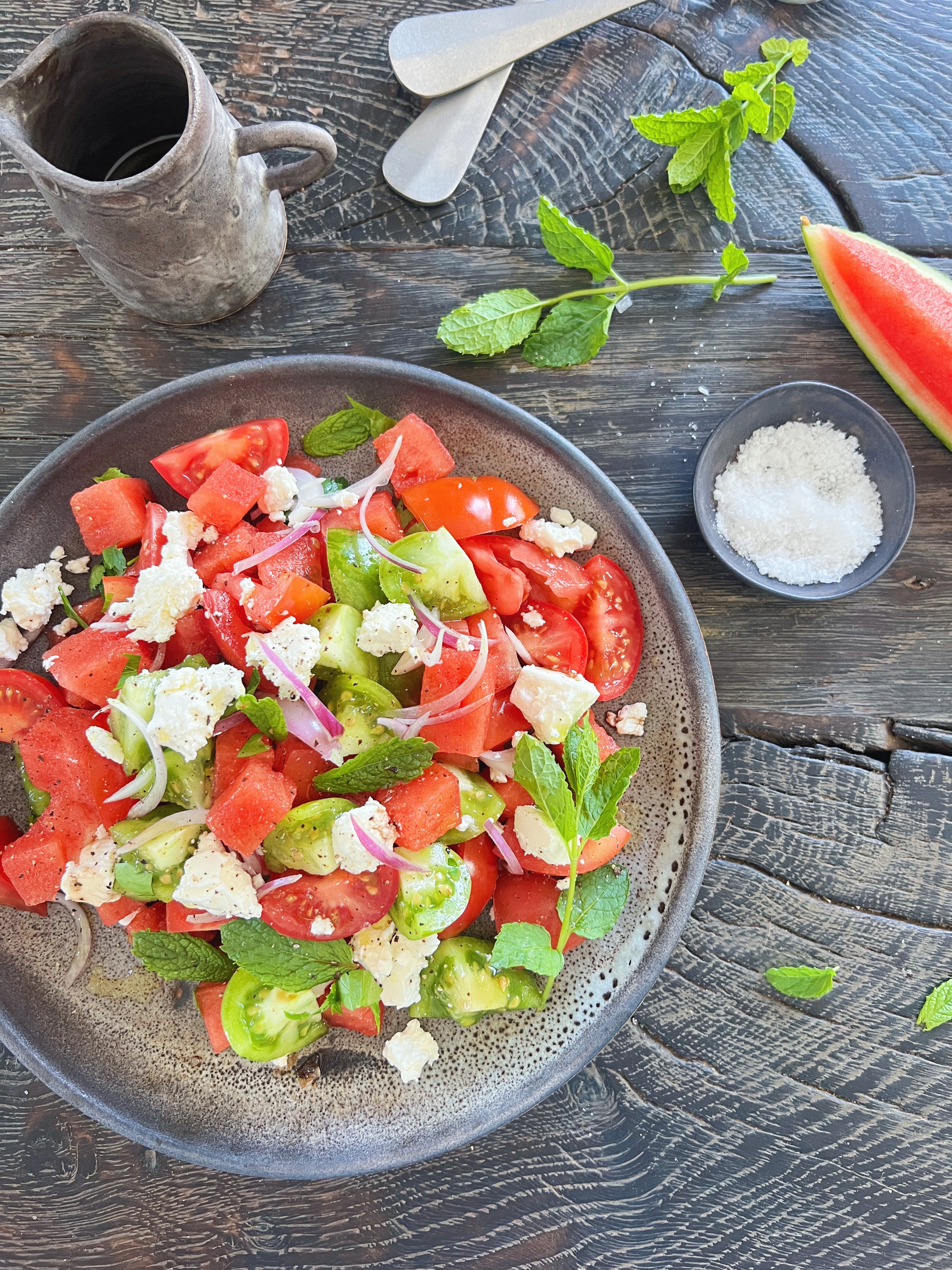 Tomatsalat med vandmelon, feta, persille og mynte