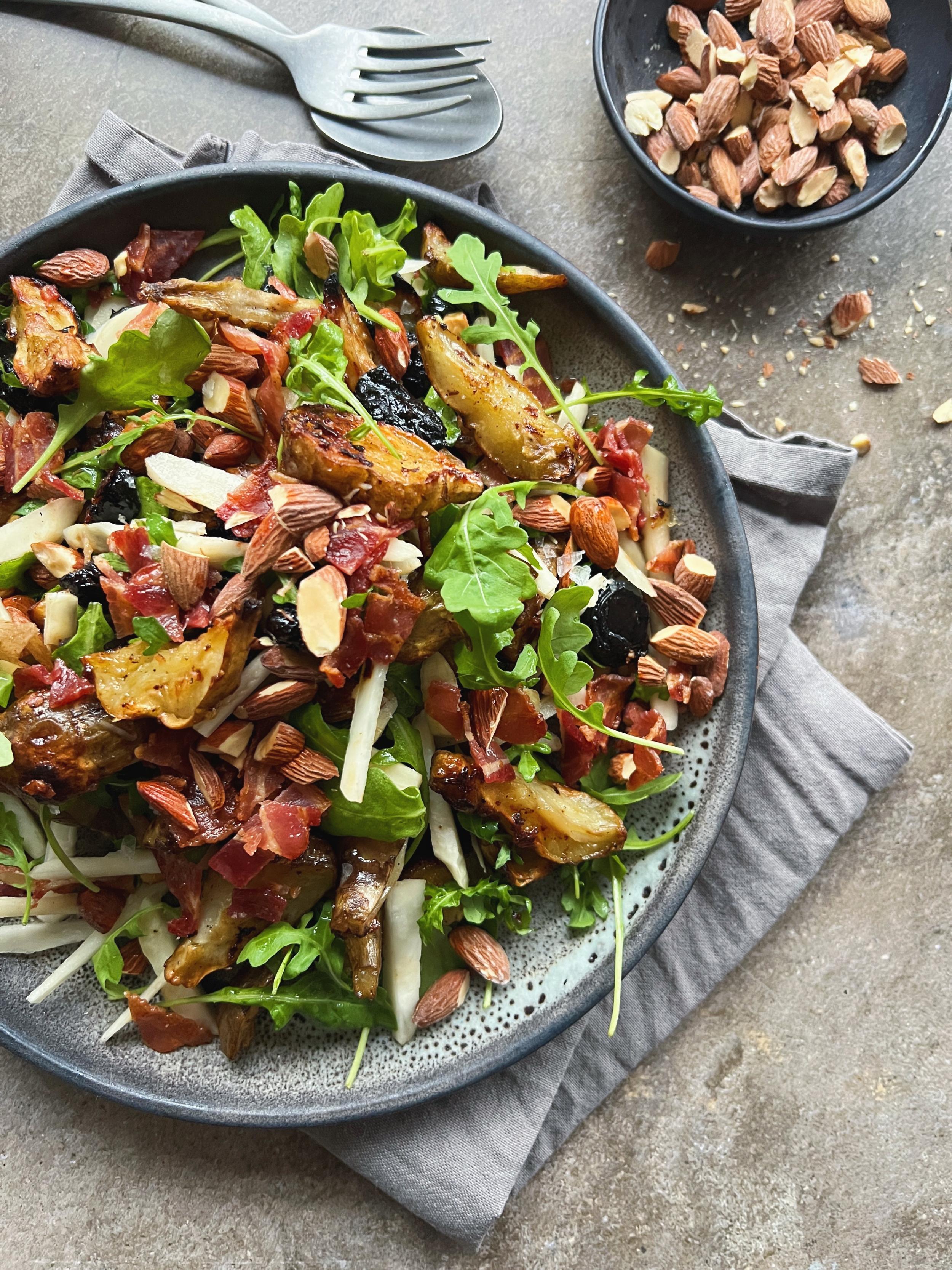 Jordskokkesalat med bacon, svesker og saltbagte mandler