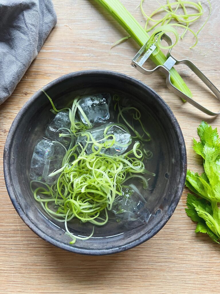  Bladselleri skåret i tynde strimler lagt i isvand så de krøller til spiraler til topping af salat