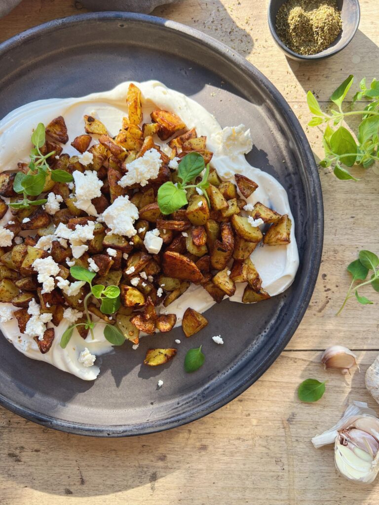 Sprøde kartoffeltern toppet med smuldret feta og frisk oregano
