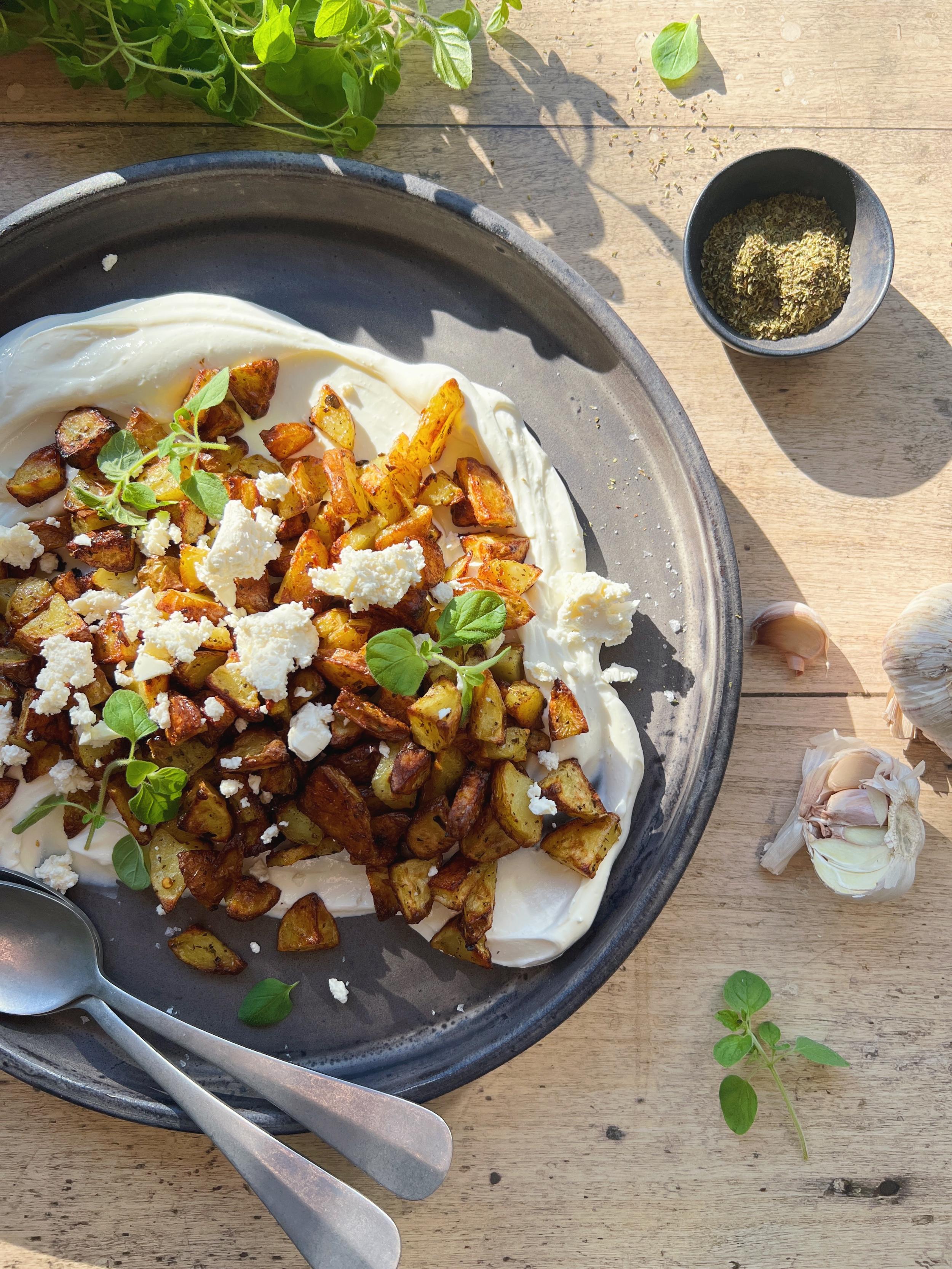 Spr&oslash;de kartoffeltern p&aring; bund af r&oslash;rt feta