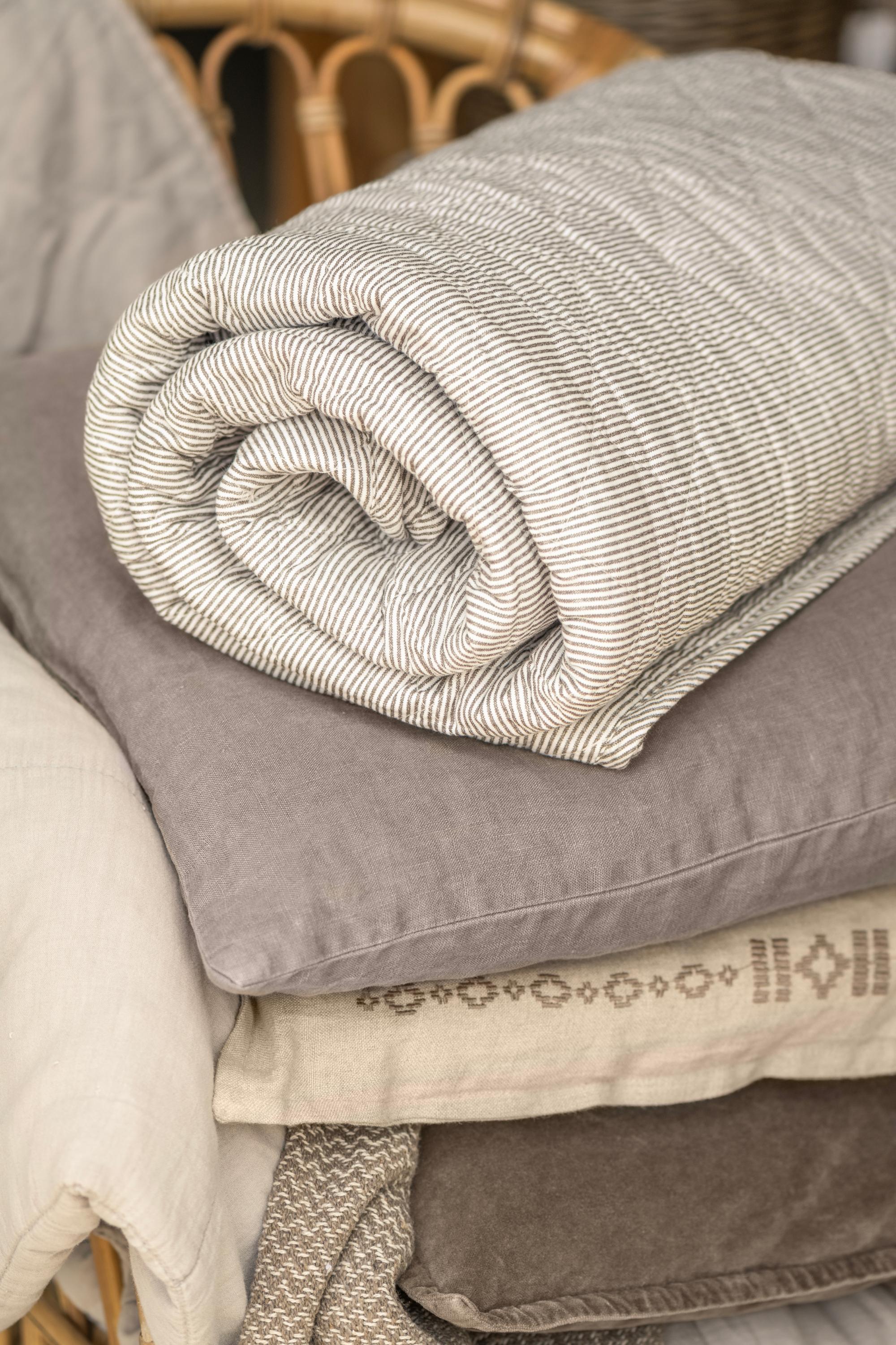 Quilt i bomuld med hvide og jordfarvede mælkedrengestriber