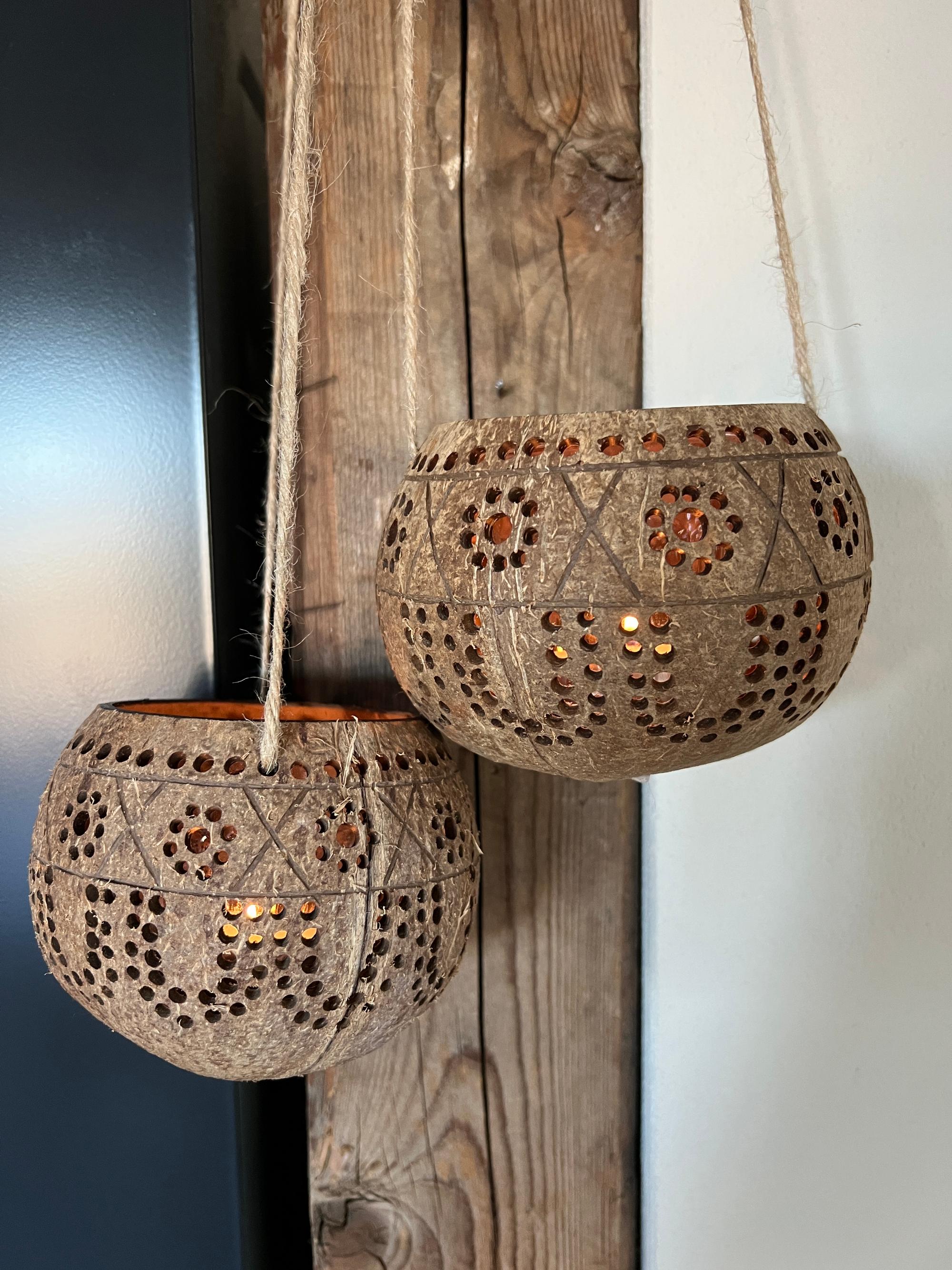 Lygte af kokosnød med blomster hulmønster