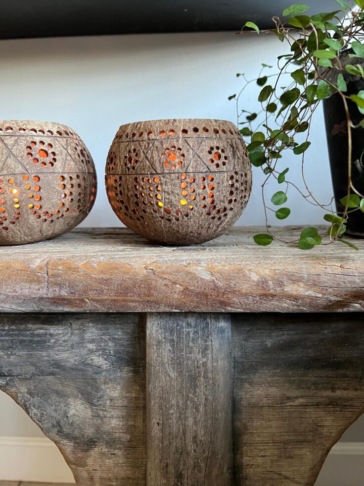 Lygte af kokosnød med blomster hulmønster