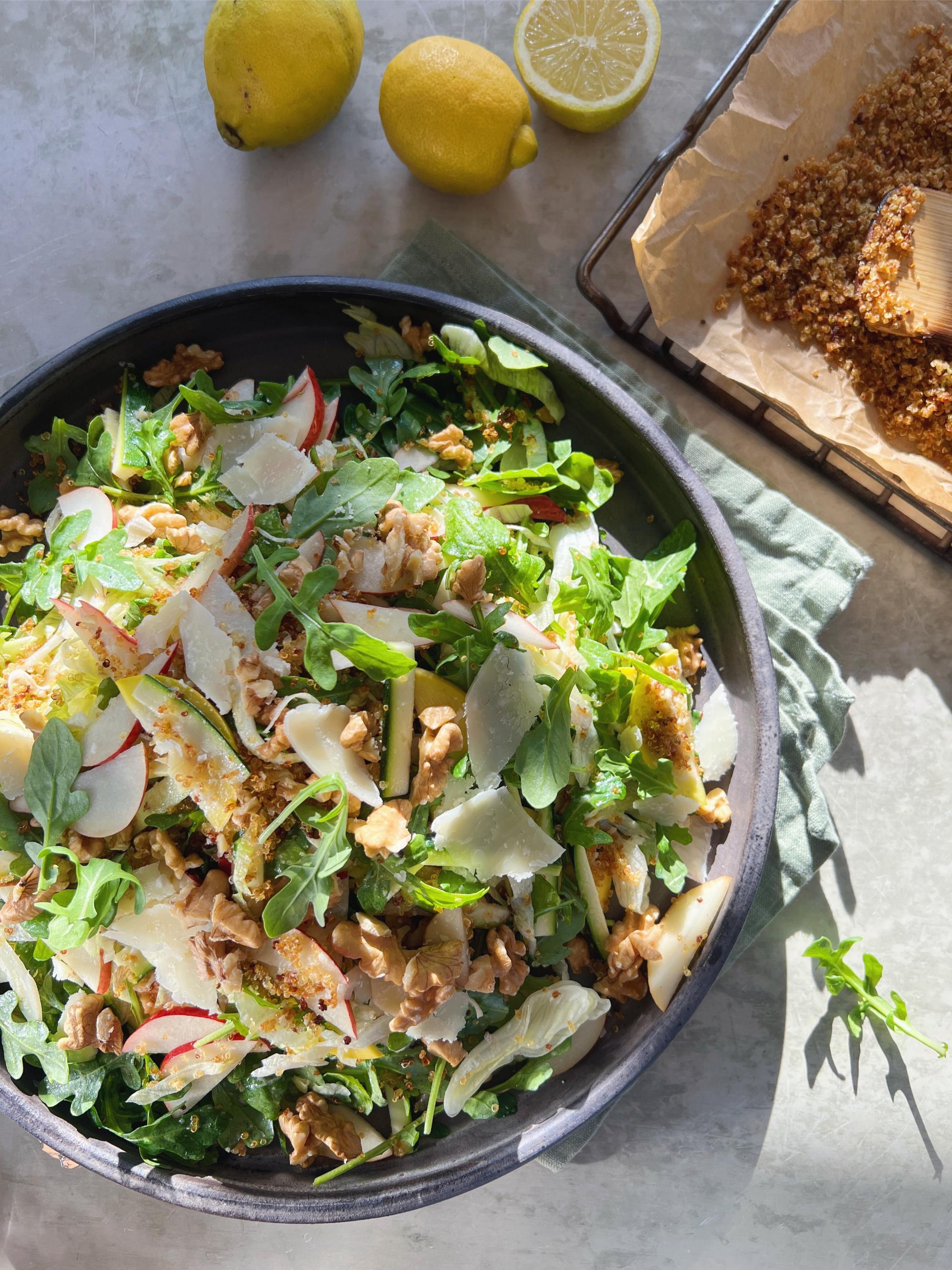 Crispy quinoa salat med parmesan- og citrondressing