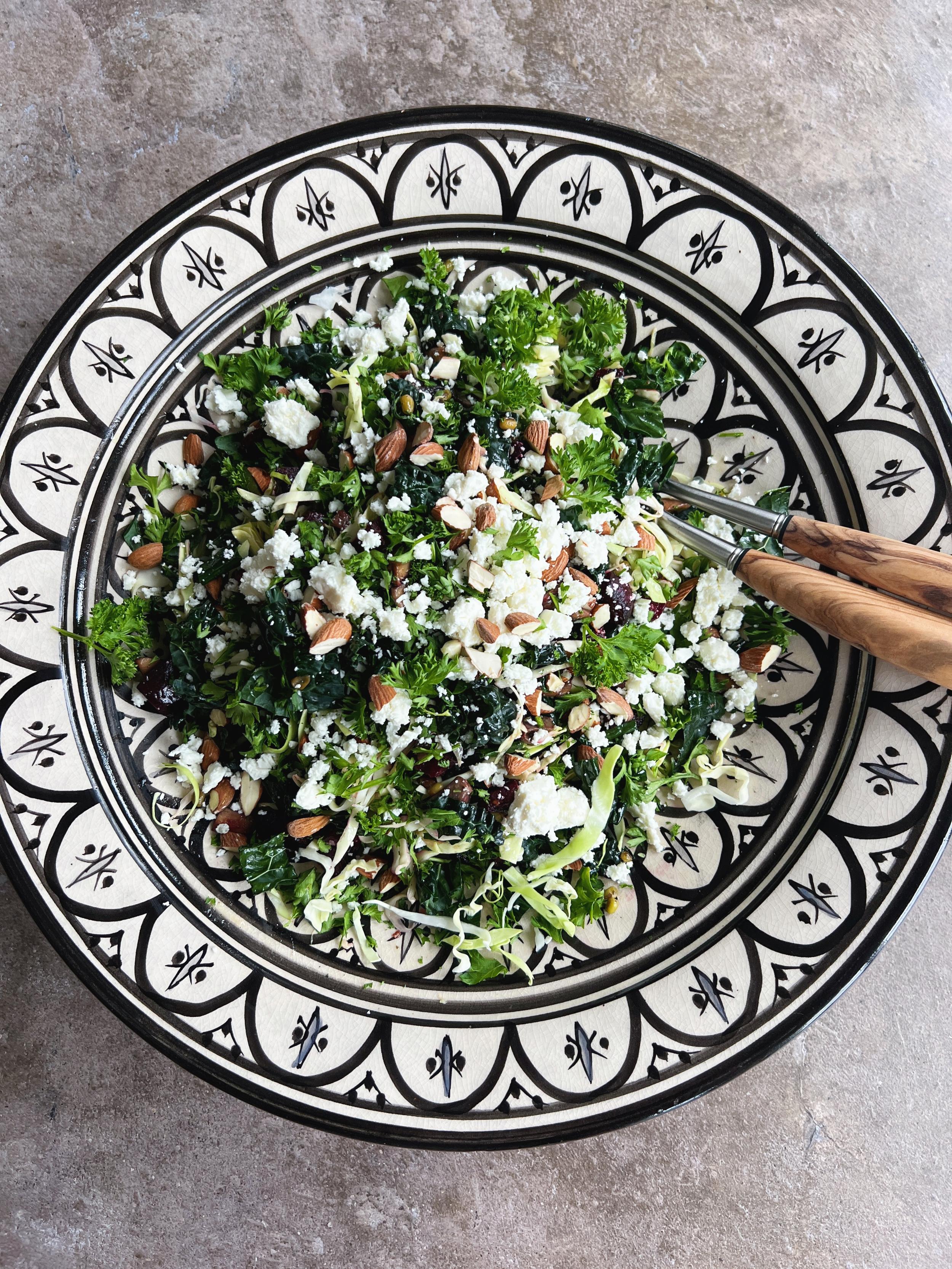 Salat med bagte r&oslash;dbeder, mungb&oslash;nner og feta