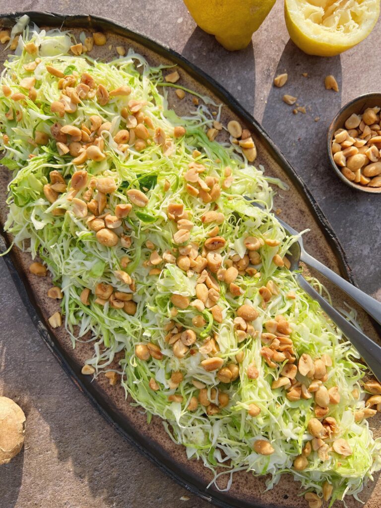 Nem spidskålssalat med peanuts og frisk ingefærdressing
