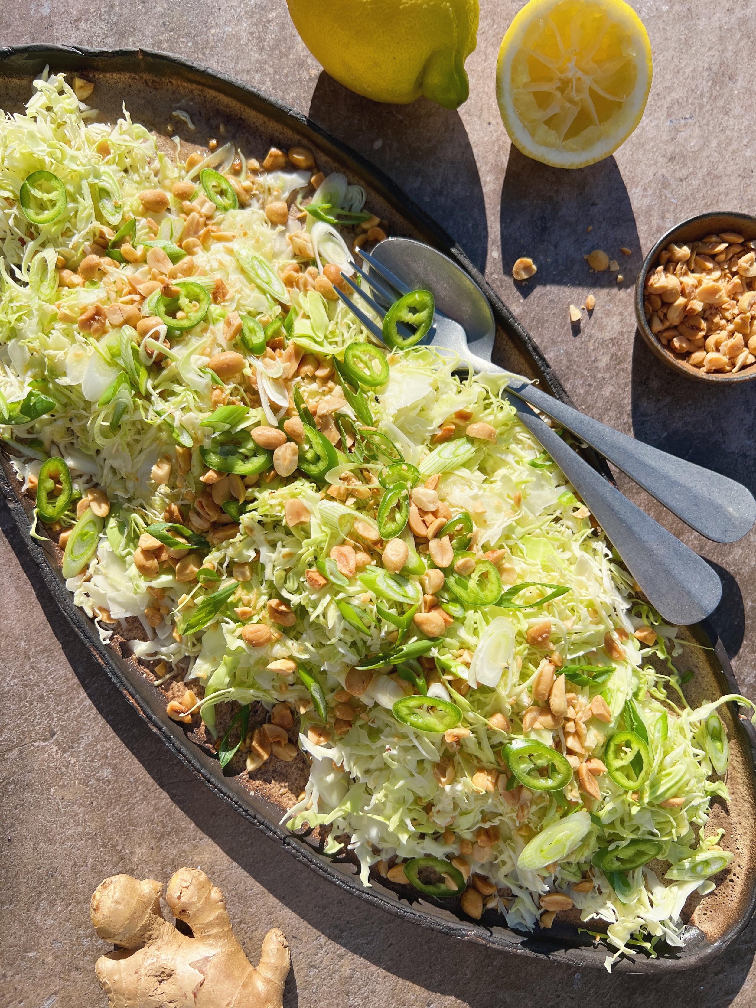 Nem spidsk&aring;lssalat med ingef&aelig;rdressing og peanuts