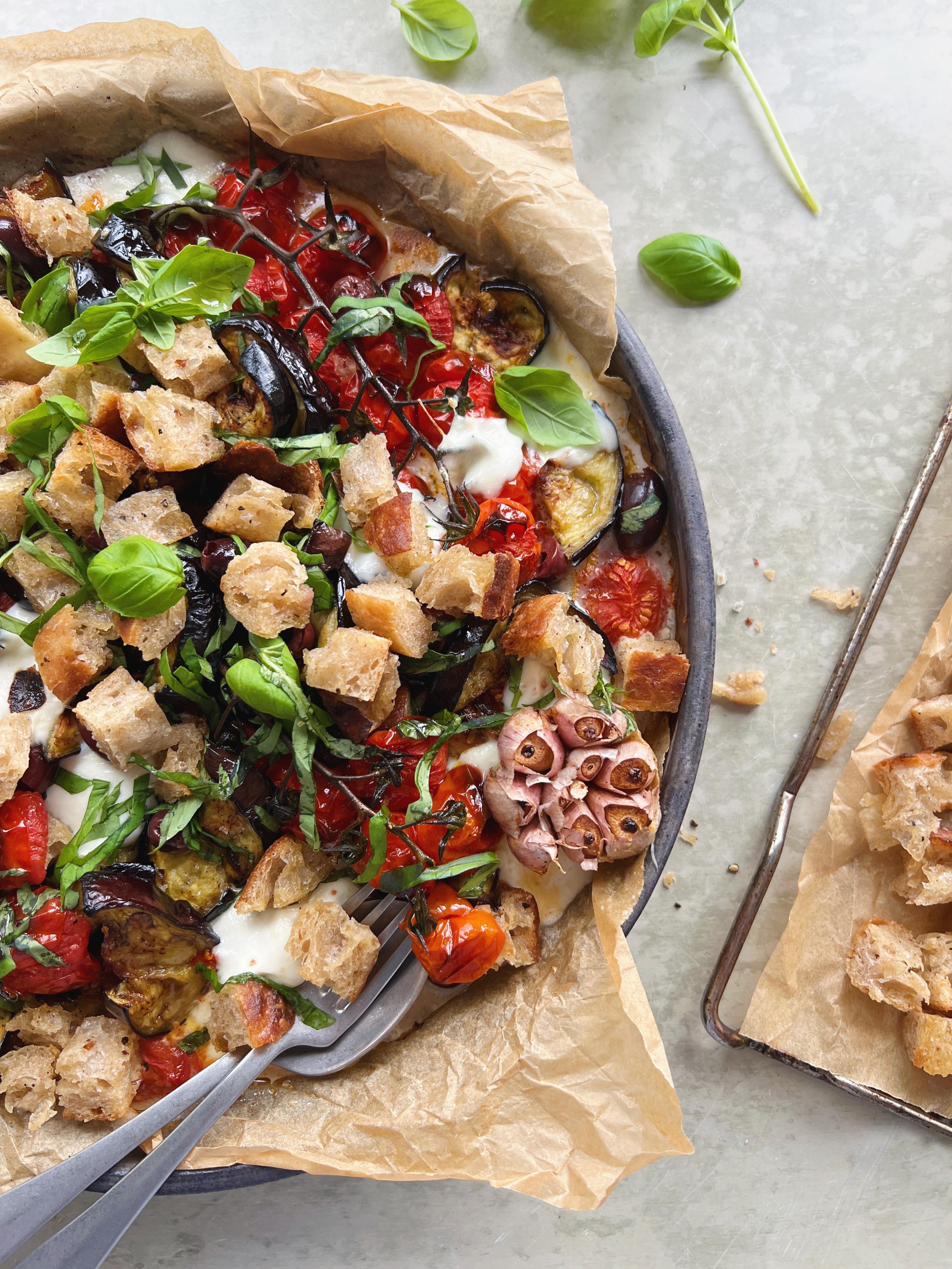 Lun tomat- og auberginesalat med mozzarella og spr&oslash;de br&oslash;dcroutoner