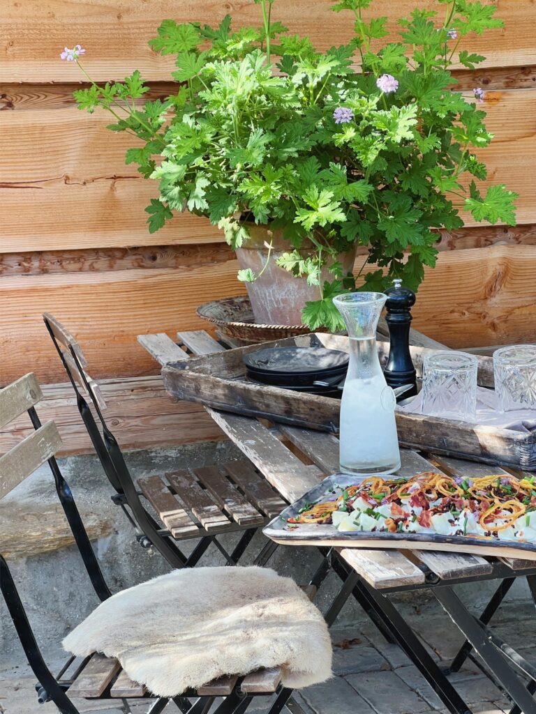 Kartoffelsalat med rugbrødscrumble serveret som frokost i et orangeri