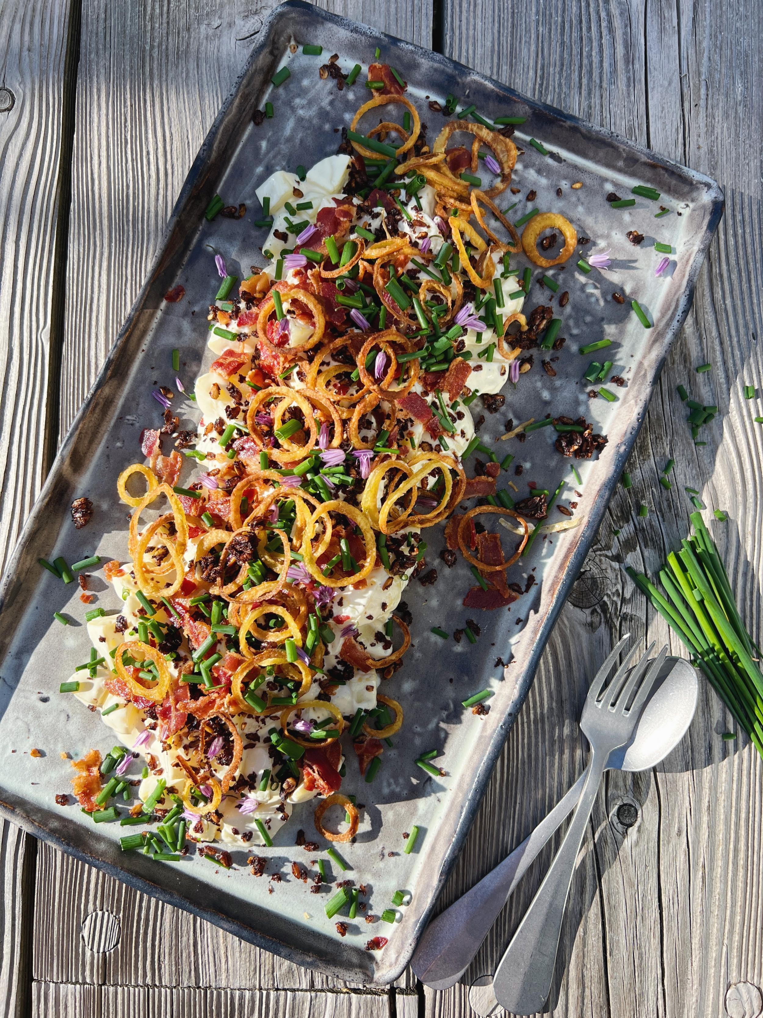 Kartoffelsalat med rugbr&oslash;dscrumble, bacon og friterede l&oslash;g