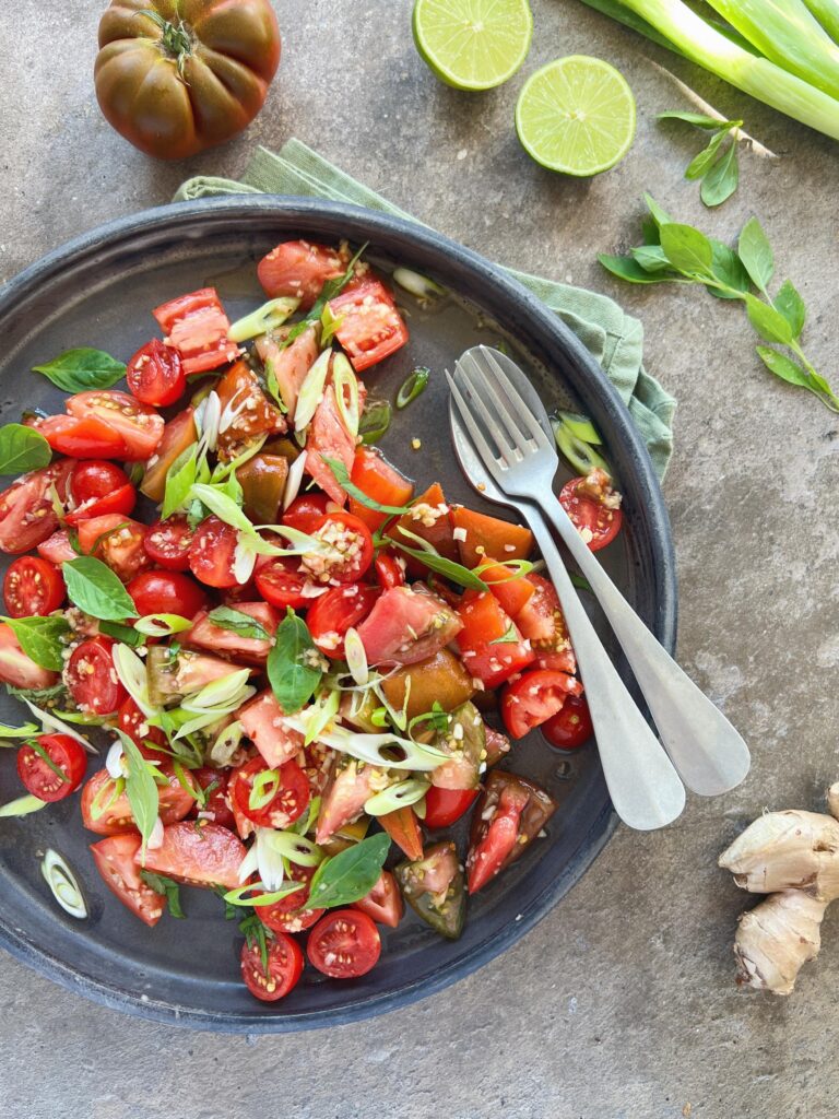 Asiatisk tomatsalat med thai basilikum, forårsløg og lime