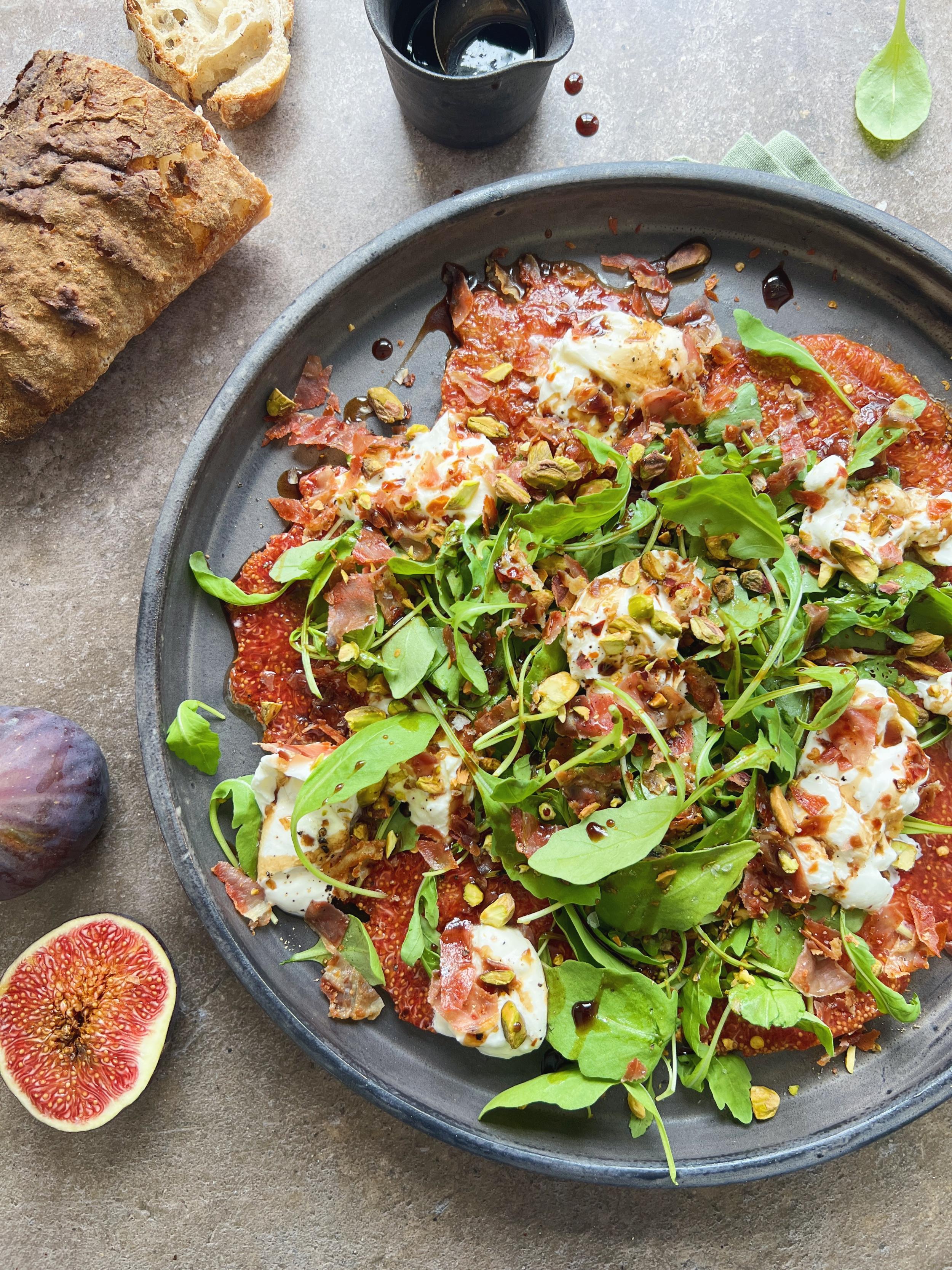 Figencarpaccio med burrata og spr&oslash;d parmaskinke