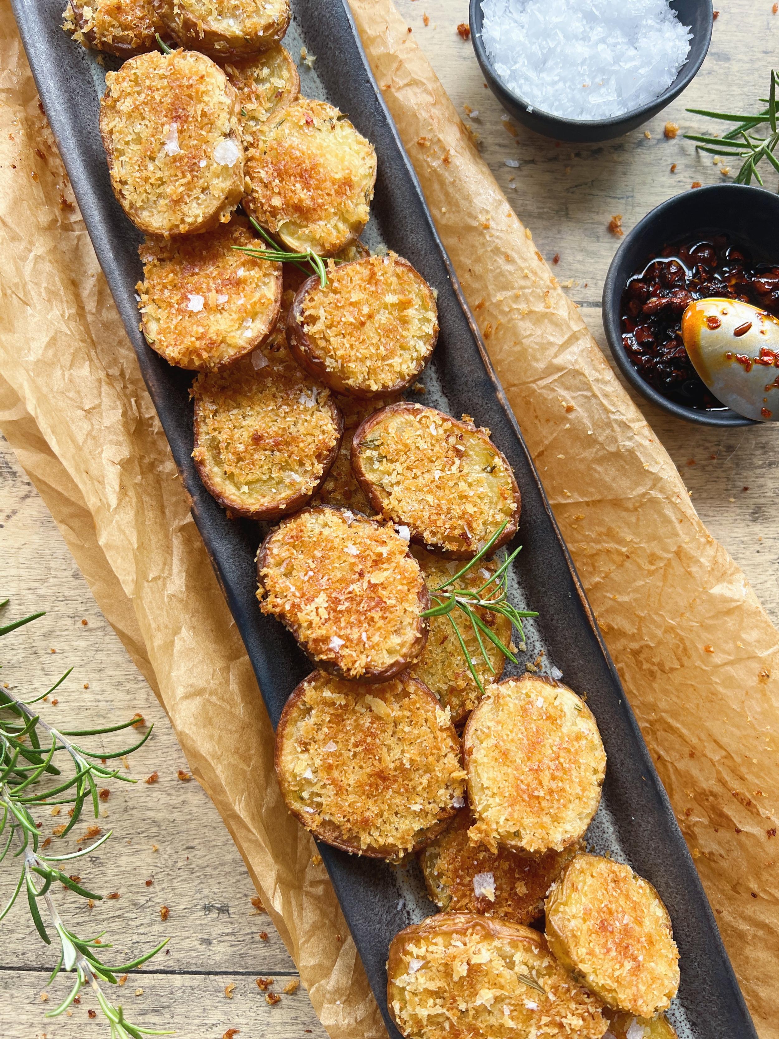 Spr&oslash;de kartoffelsnacks med parmesan og panko